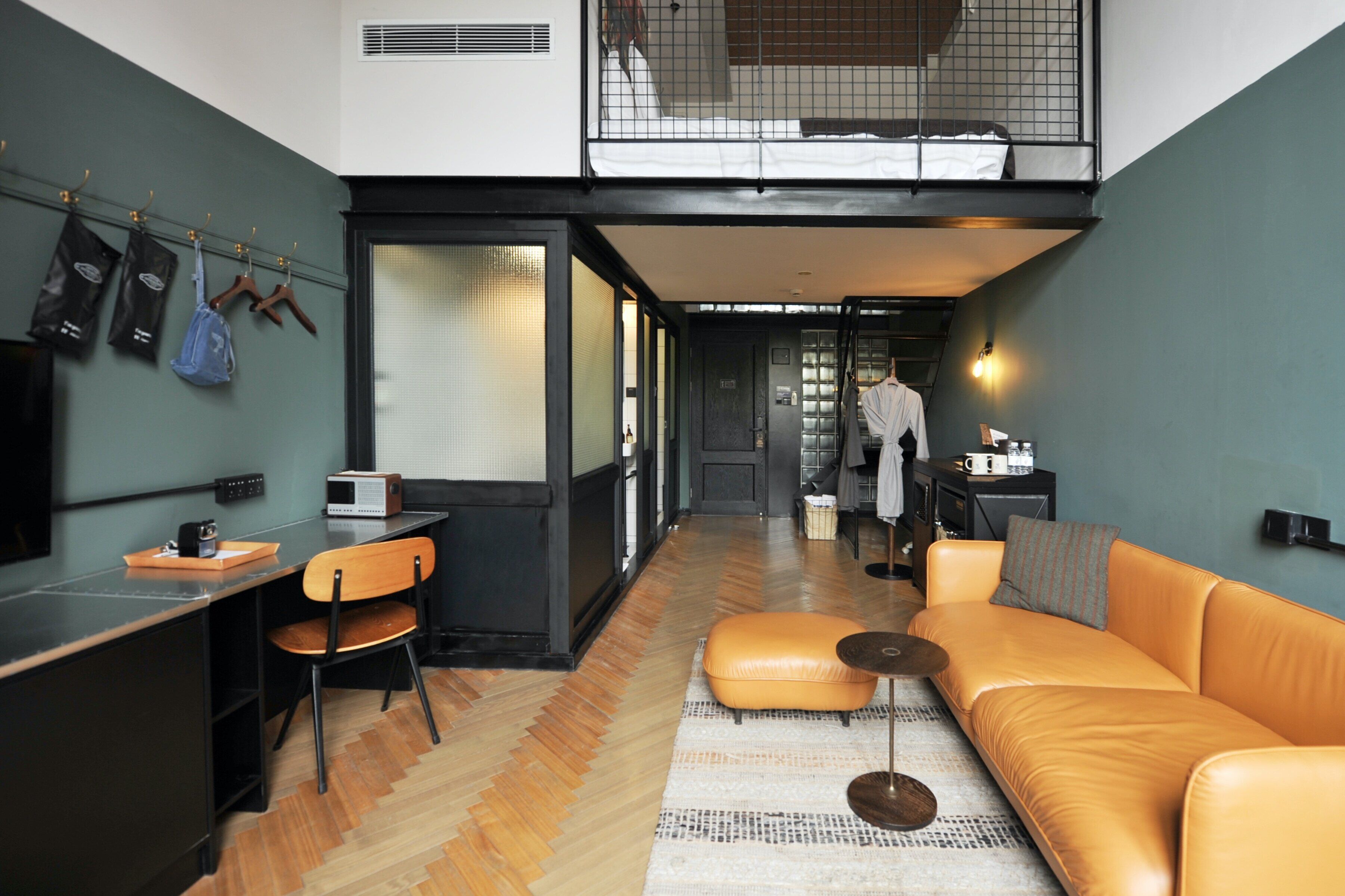 Deluxe Loft with Street View