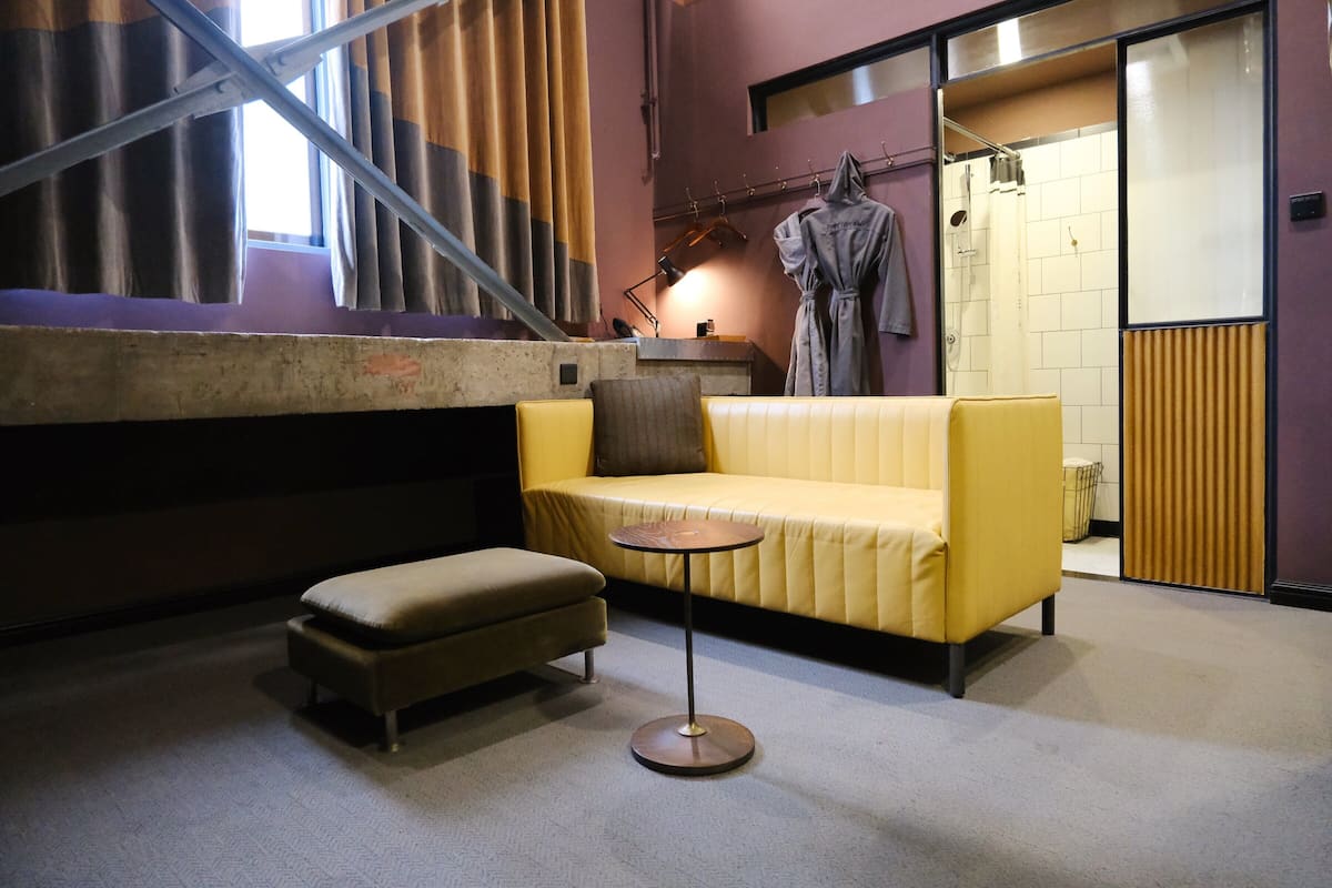 Superior-loftsværelse - 1 kingsize-seng - udsigt til have | Premium-sengetøj, dundyner, gratis minibar, pengeskab på værelset