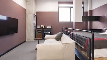Estúdio clássico, 1 cama King, vista para a cidade | Roupas de cama premium, edredons de pluma, individualmente decorados