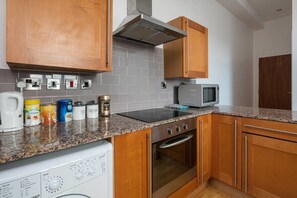 大型冷蔵庫、電子レンジ、オーブン、コンロ