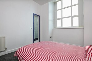 Schreibtisch, schallisolierte Zimmer, Bügeleisen/Bügelbrett