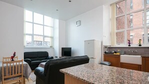 Coffee/tea maker, full-sized fridge, microwave, oven - Apartment 33 (Manchester)