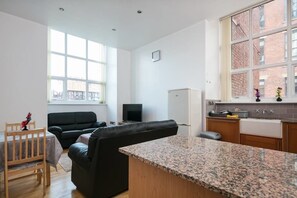 Full-sized fridge, microwave, oven, stovetop - Apartment 33 (Manchester)