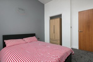 Deluxe-Apartment, Mehrere Betten, barrierefrei, Nichtraucher | Schreibtisch, schallisolierte Zimmer, Bügeleisen/Bügelbrett