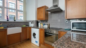 Coffee/tea maker, full-sized fridge, microwave, oven - Apartment 33 (Manchester)