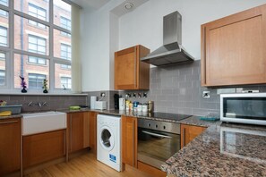 Full-sized fridge, microwave, oven, stovetop - Apartment 33 (Manchester)