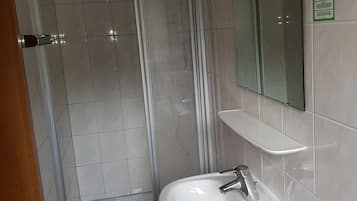 Classic-Zimmer, 1 Einzelbett, Nichtraucher | Badezimmer | Dusche, kostenlose Toilettenartikel, Haartrockner, Handtücher