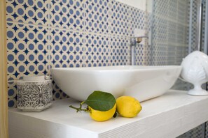 Camera doppia, balcone, vista città | Lavandino