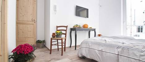 Habitación doble, balcón, vista a la ciudad | Escritorio, cunas, wifi gratis y ropa de cama