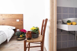 Quarto casal, sacada, vista para a cidade | Escrivaninha, berços (sobretaxa), Wi-Fi de cortesia, roupa de cama
