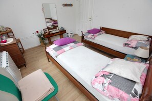 雙人房 | 筆電工作空間、隔音、熨斗/熨衣板、免費無線上網