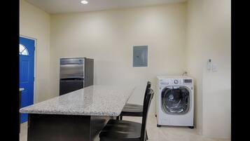 Townhouse Comfort, 2 kamar tidur, dapur | Laundry