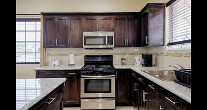 Cozy Townhome Near Fish Fry