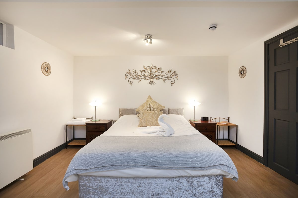 Apartment, 1 Double Bed, Non Smoking | In-room safe, iron/ironing board, WiFi (free), bed sheets