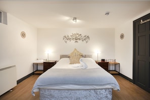 Apartment, 1 Double Bed, Non Smoking | In-room safe, iron/ironing board, free WiFi, bed sheets