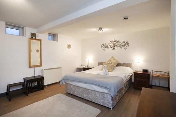 Apartment, 1 Double Bed, Non Smoking | In-room safe, iron/ironing board, free WiFi, bed sheets