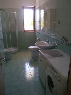 Articles de toilette gratuits, sèche-cheveux, serviettes fournies
