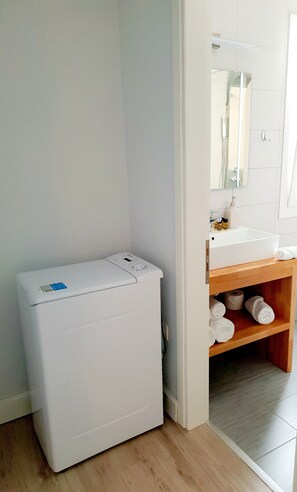 Dusj, hårføner, håndklær og såpe