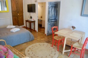 1 bedroom, iron/ironing board, WiFi, bed sheets - Studio with indoor and outdoor kitchens, salt pool (5X10), trampoline (Salon-de-Provence)