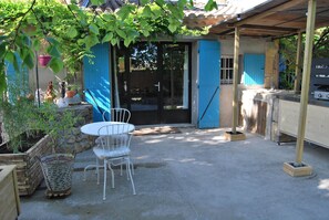 Outdoor dining - Studio with indoor and outdoor kitchens, salt pool (5X10), trampoline (Salon-de-Provence)