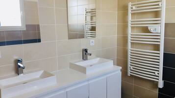 Bathtub, hair dryer, towels