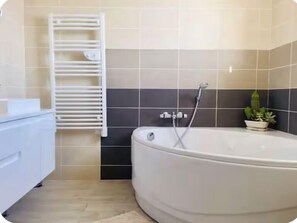 浴缸、風筒、提供毛巾