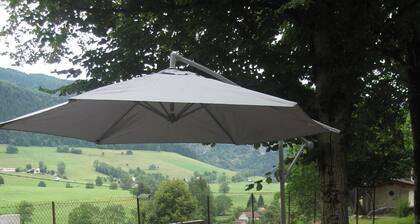 Une maison entre village, champ et forĂȘt, spacieuse et accueillante.