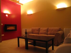 TV connectée, lecteur de DVD, livres, chaîne hi-fi