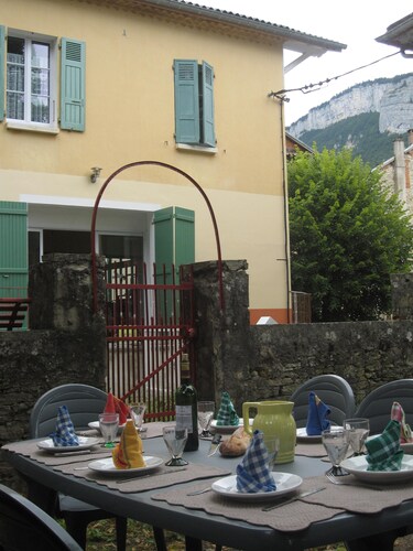 Une maison entre village, champ et forêt, spacieuse et accueillante.           