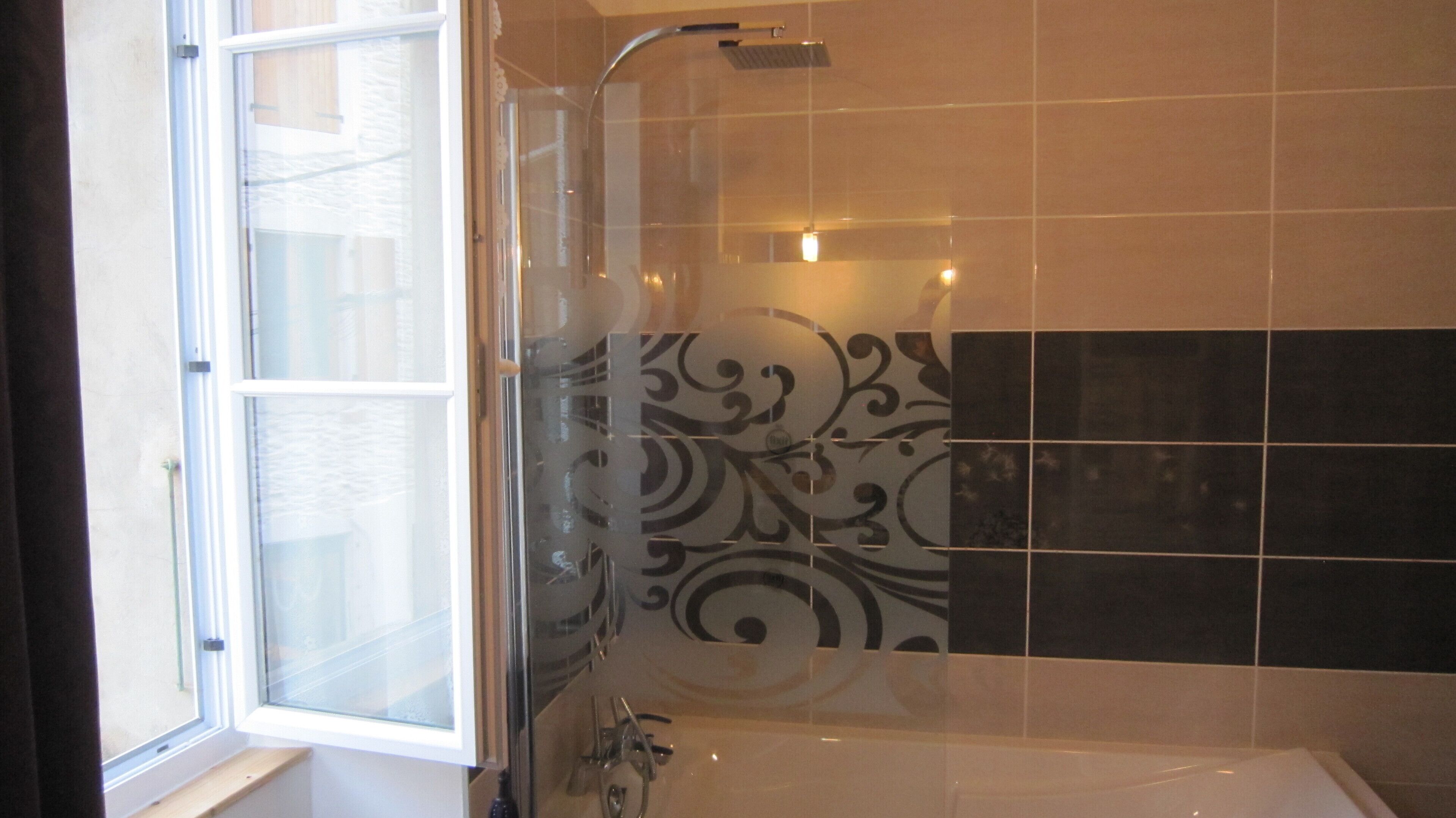 Baignoire, sèche-cheveux, savon, papier toilette