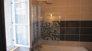 Badekar, hårføner, såpe og toalettpapir
