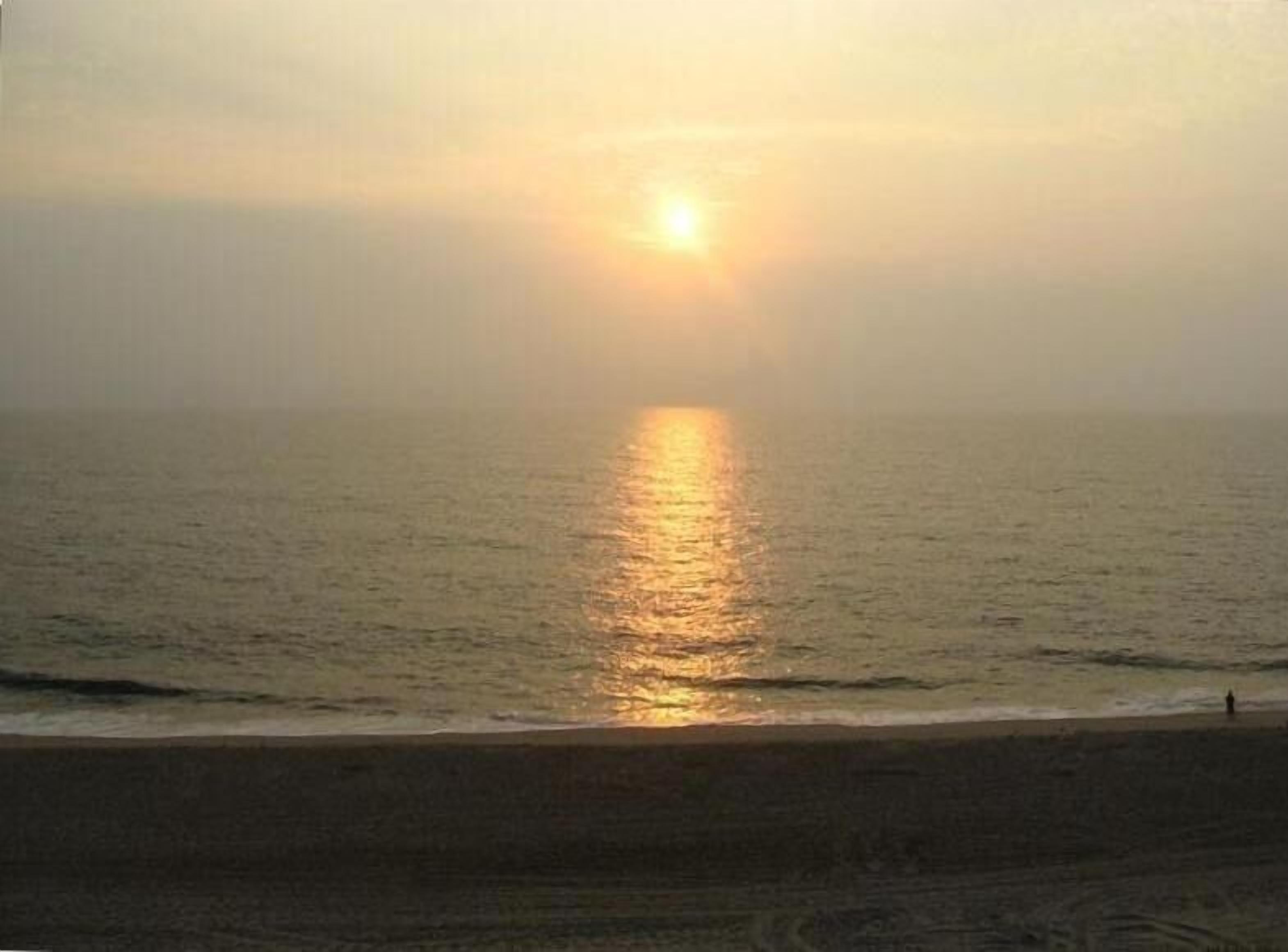 Direct Beachfront, Superb View, Newly Renovated Kitchen and baths 3 BDRM