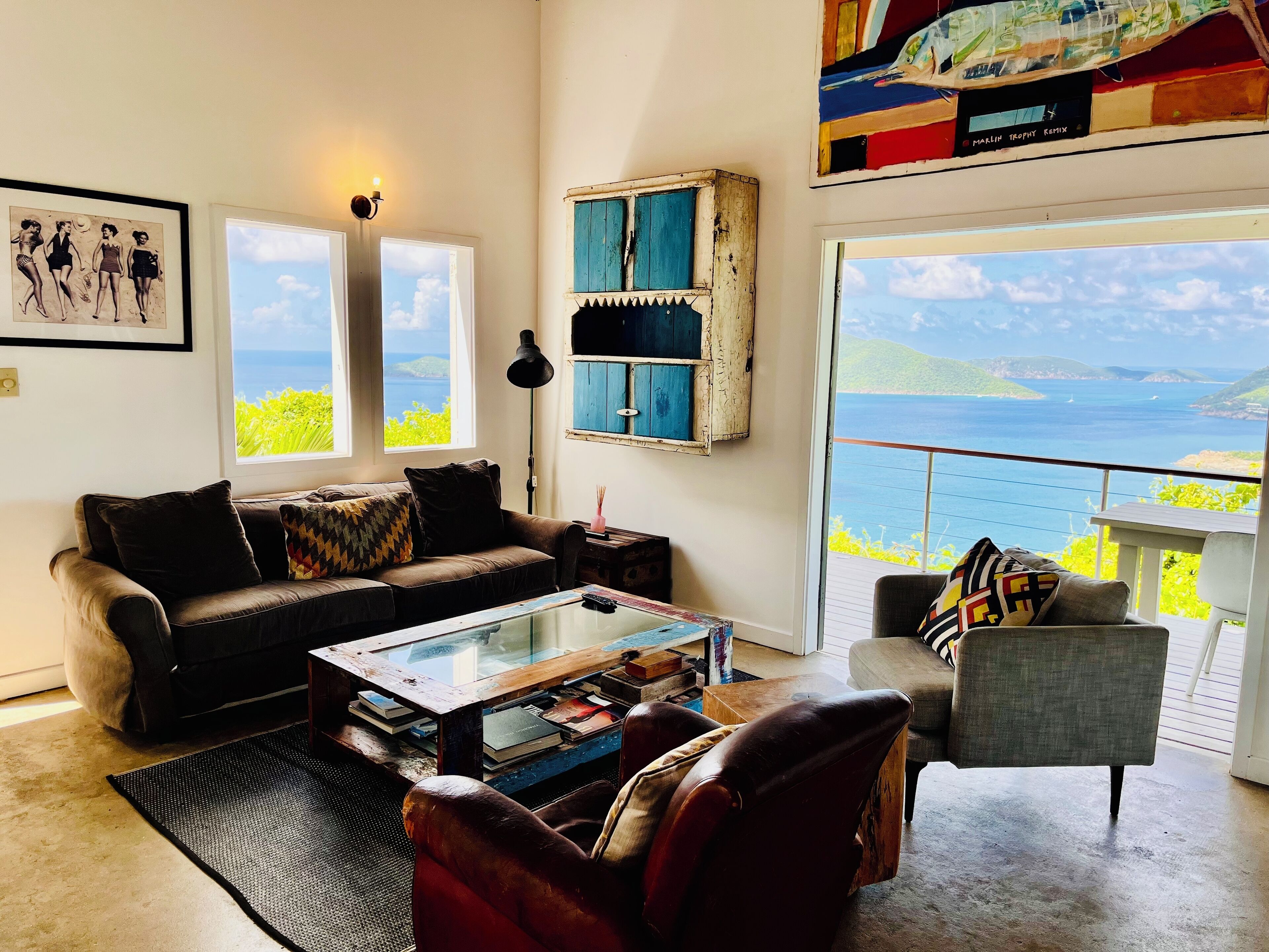 Smart-tv, een dvd-speler, boeken en een filmbibliotheek