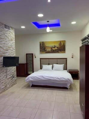 Premium bedding, down duvets, memory-foam beds, desk - Al Nojoom International Hotel (Amman)