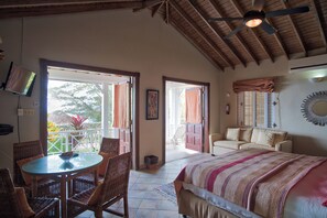 8 chambres, coffres-forts dans les chambres, bureau