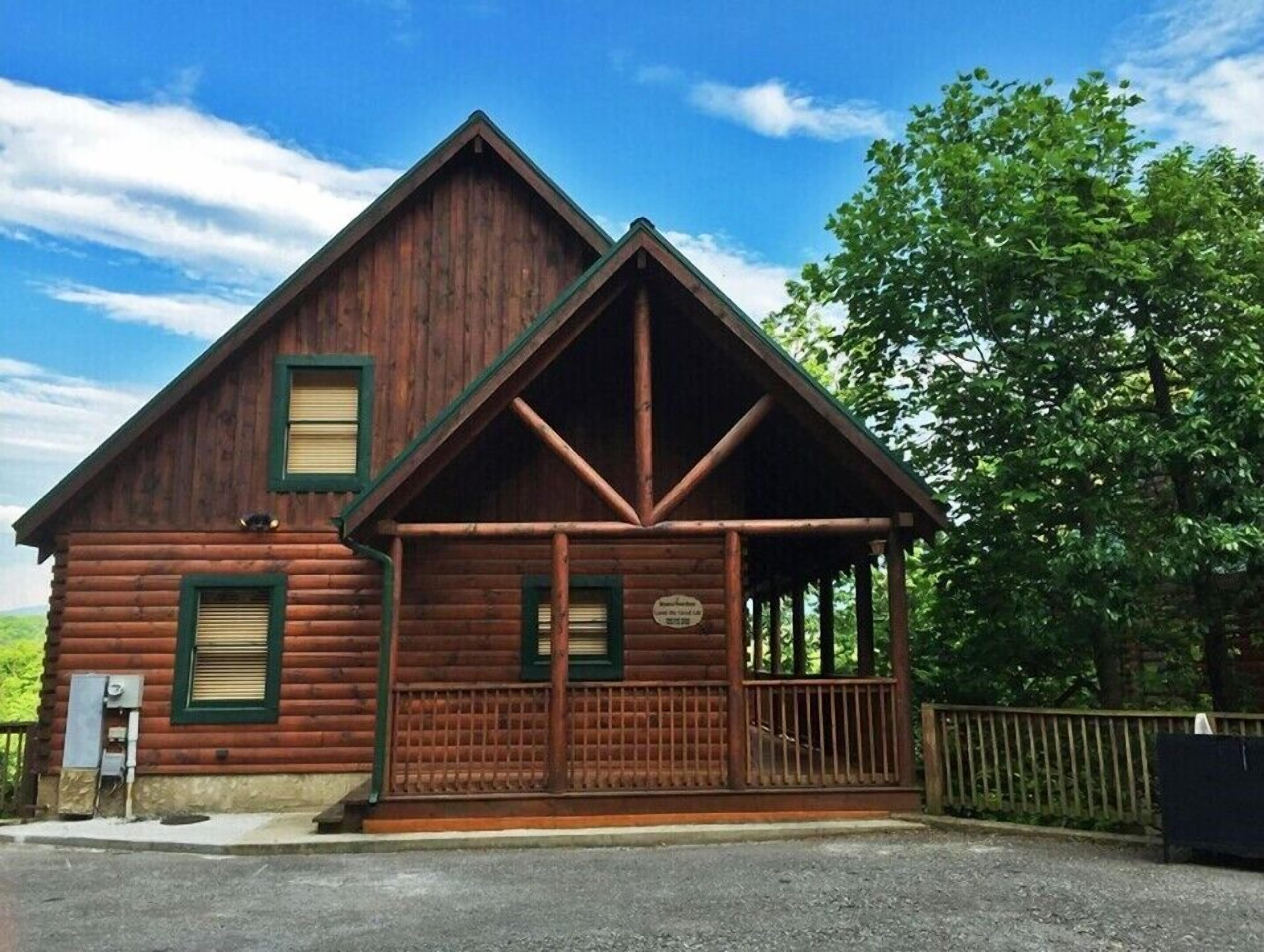 Une cabane en bois dotée d’un porche et d’une pancarte indiquant qu’il s’agit d’un site historique.