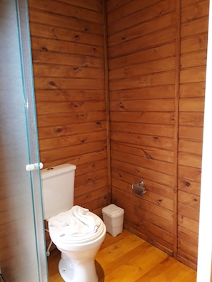 Traditional Chalet, 1 Double Bed, Non Smoking, Courtyard View | Bathroom