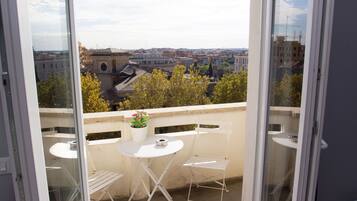 Quarto triplo panorâmico, vista para a cidade | Individualmente decorados, individualmente mobiliados, escrivaninha