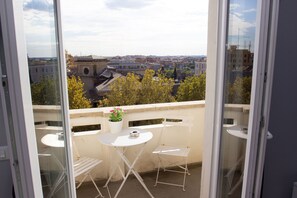 Habitació triple panoràmica, vistes a la ciutat | Decoració individual, mobiliari individual i escriptori 