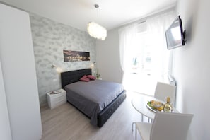Classic Double Room | Individually decorated, individually furnished, desk, soundproofing - Windows on Rome (Rome)