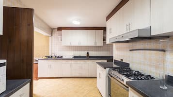 Lemari es besar, microwave, oven, dan peralatan masak/sendok-piring