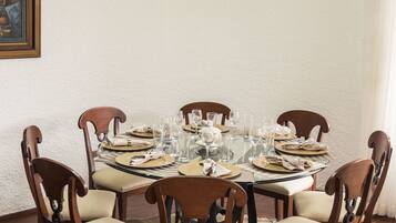 Family House, 5 Bedrooms, Non Smoking, Private Bathroom | In-room dining
