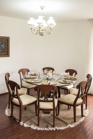 Family House, 5 Bedrooms, Non Smoking, Private Bathroom | In-room dining