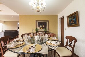 Family House, 5 Bedrooms, Non Smoking, Private Bathroom | In-room dining - Lima Fabulous  House 5br sleep8 Next Mall (Lima)