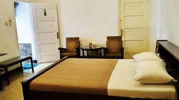 Deluxe Double Room | Desk, free WiFi, bed sheets