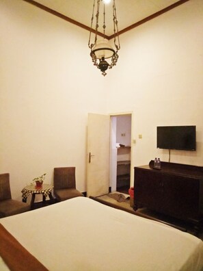 Deluxe Double Room | Room amenity - Kawi Guesthouse (Malang)