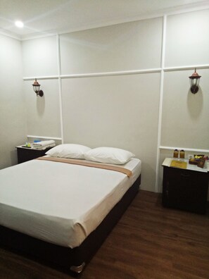 Deluxe Double Room | Desk, free WiFi, bed sheets - Kawi Guesthouse (Malang)