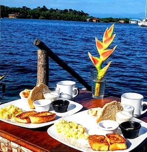 Petit déjeuner complet compris tous les jours