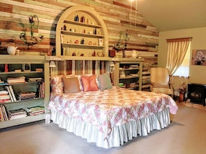 Ryann's Cottage | Individually decorated, individually furnished, desk, blackout drapes - The Baines House Inn (Salado)