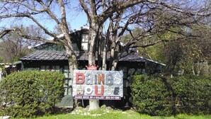 A sign for Baines House Inn & Gallery with a contact number. - The Baines House Inn (Salado)
